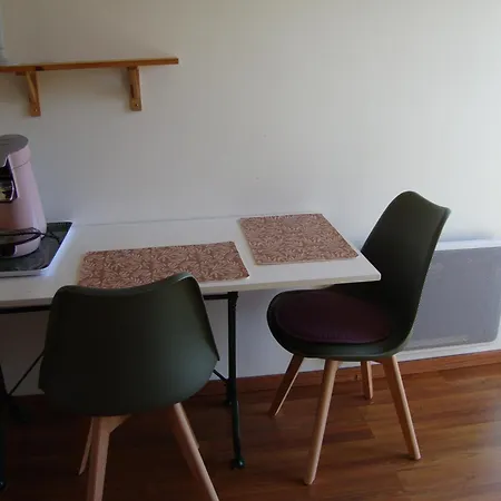 A Pied Vrai Lit Linge Fourni Jardin *