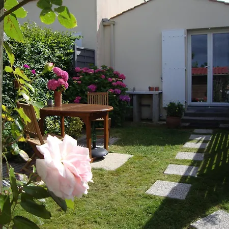 Appartement A Pied Vrai Lit Linge Fourni Jardin